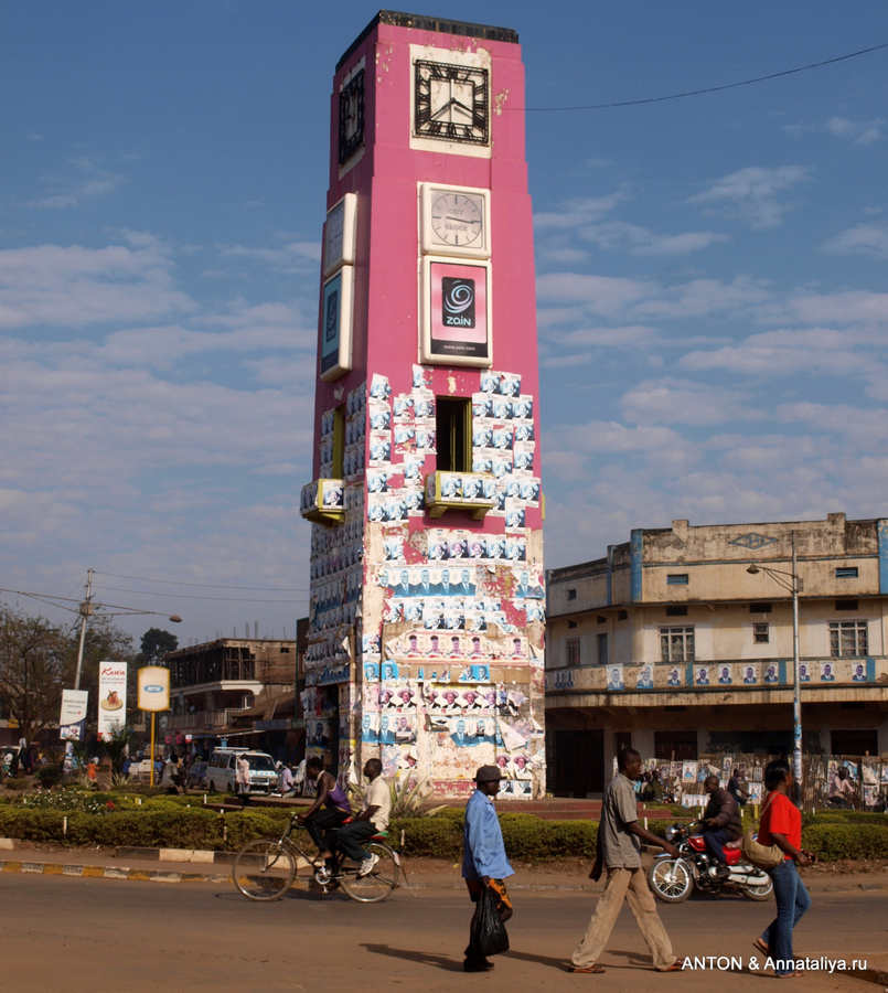 Городские часы в Мбале обклеены предвыборными плакатами Уганда