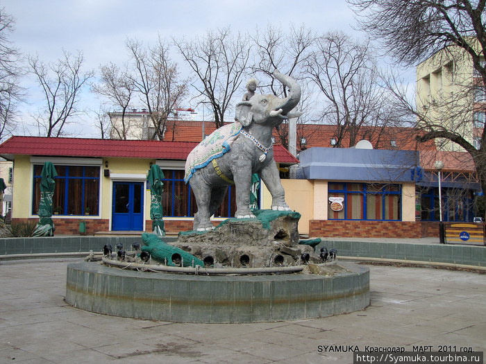 В сквере — очень роскошные фонтаны. Здесь и Слон с мальчиком, или Мальчик на слоне. Краснодар, Россия