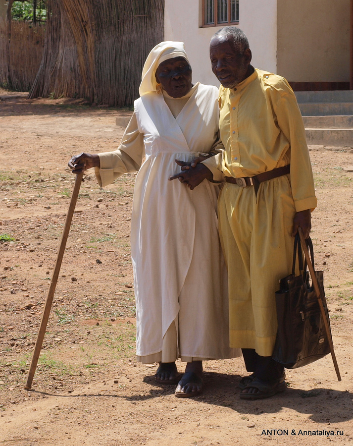 Обеспеченные старики в Кампале Уганда
