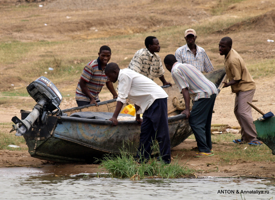 Рыбаки из деревни в парке Уганда