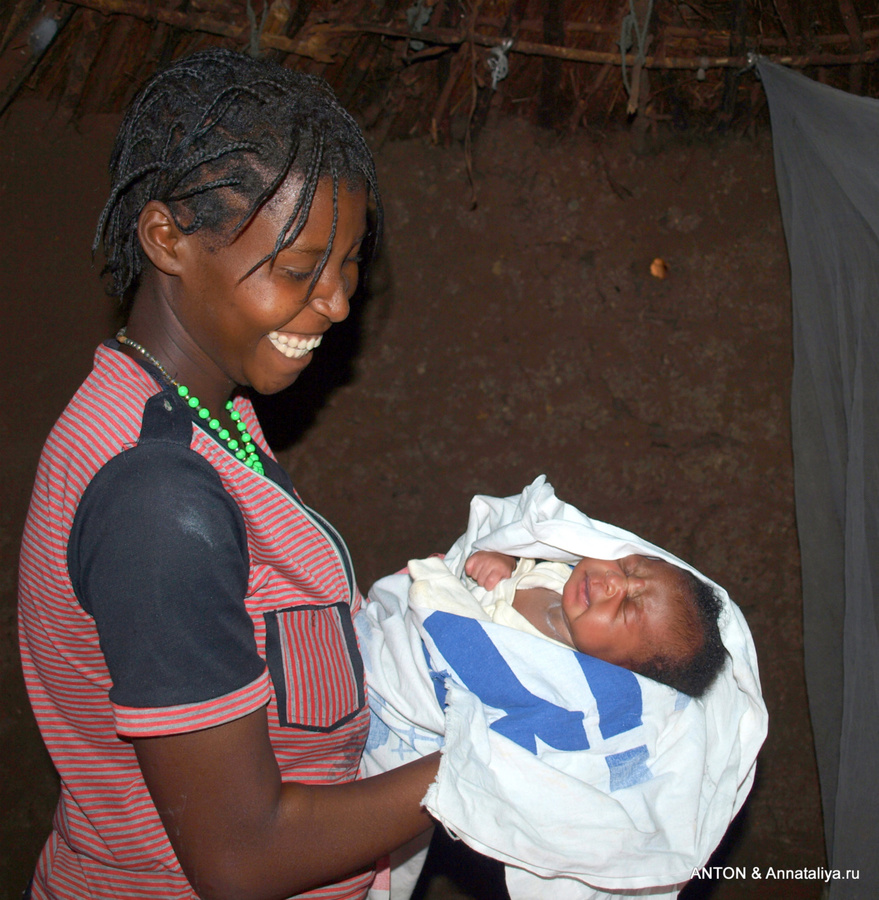 Молодая женщина со своей новорожденной дочкой Уганда