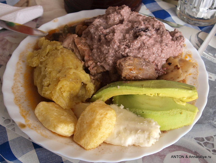 Тарелка угандийской еды. Самое главное — матоке, банановая каша — желтое слева. Уганда