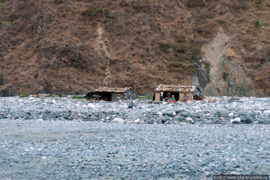 Высохшее русло священной реки Халдвани, Индия