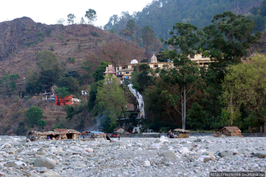 Высохшее русло священной реки Халдвани, Индия