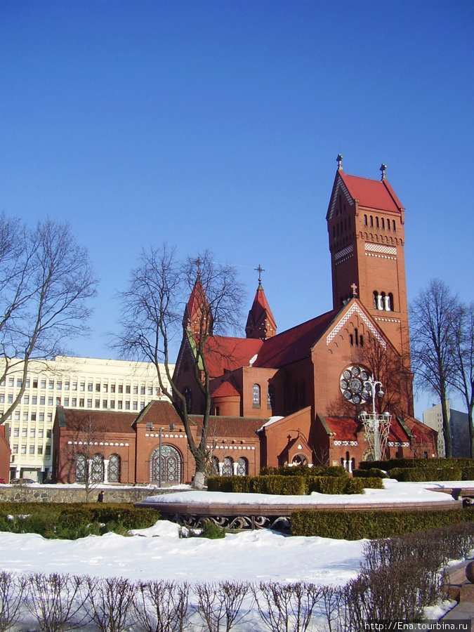 11.03.2010. Минск.  Пл. Незалежнасцi. Костел Симона и Алены — украшение города Минск, Беларусь