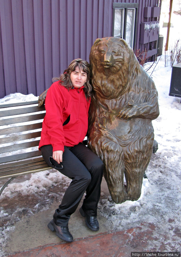Можно посидеть в обнимку с медведем. Правда при температуре ниже 10 мороза как-то не уютно. Парк-Сити, CША