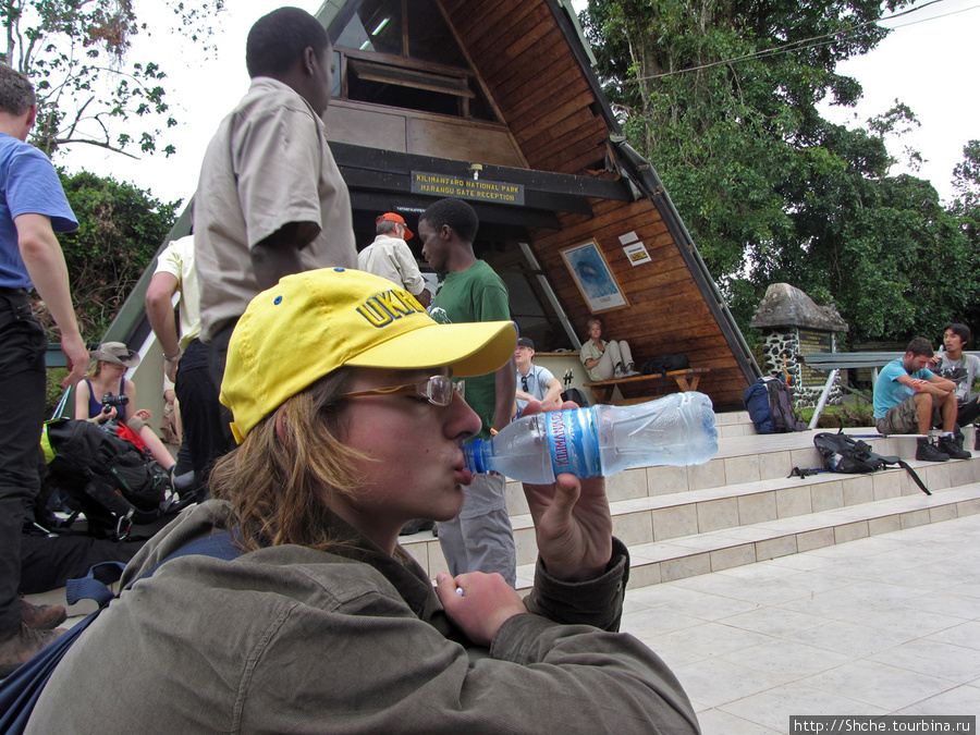 Спокойное ожидание на Marangu Gate. Главное, пить правильную воду. Килиманджаро Национальный Парк, Танзания