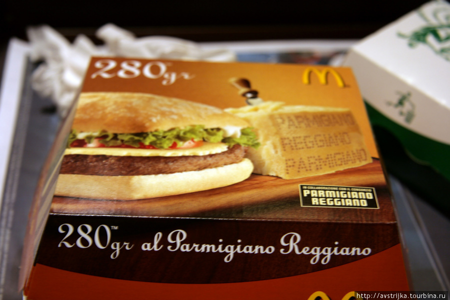 бургер с сыром пармезан в местном McDonald’s Рим, Италия