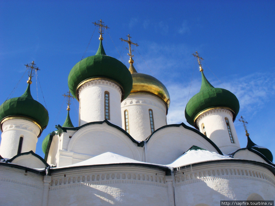 На высоком снежном берегу Каменки. Суздаль, Россия