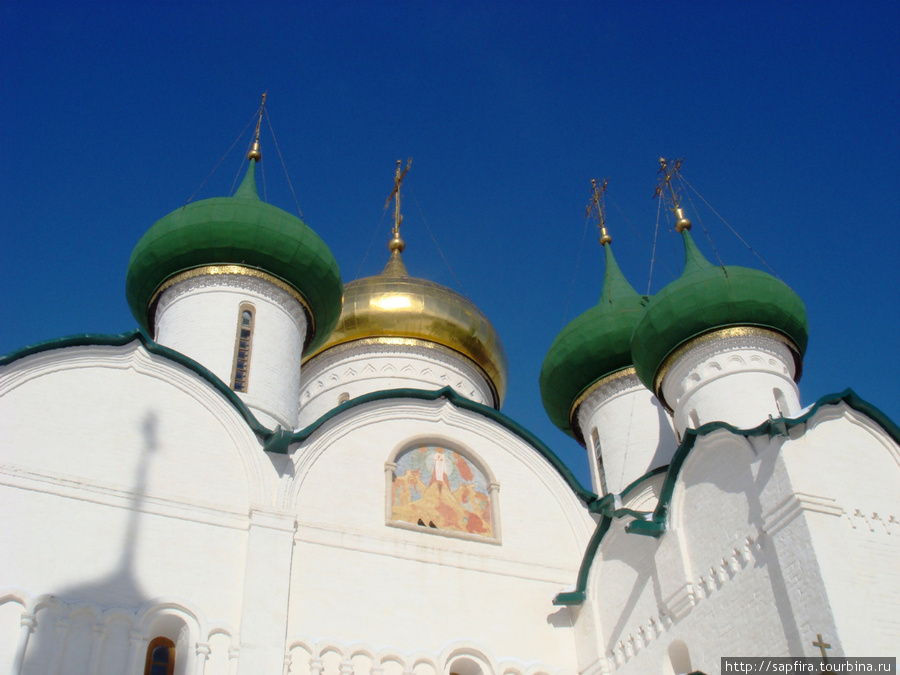 На высоком снежном берегу Каменки. Суздаль, Россия