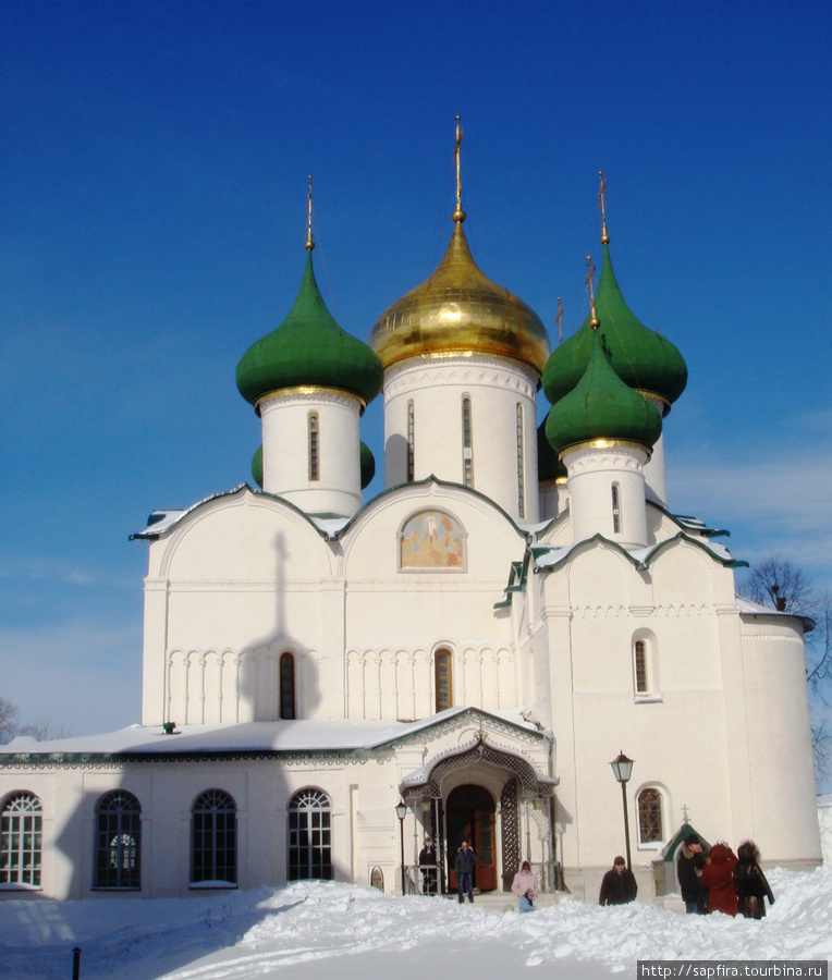 На высоком снежном берегу Каменки. Суздаль, Россия