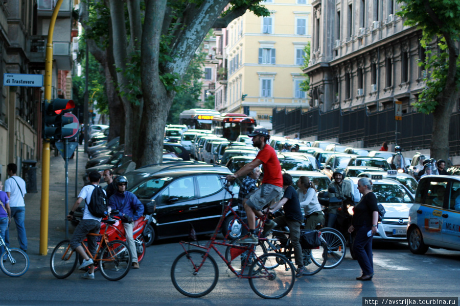 велосипедная акция протеста в защиту окружающей среды Рим, Италия
