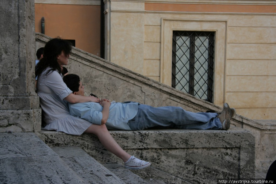 влюбленная парочка на Испанской лестнице Рим, Италия