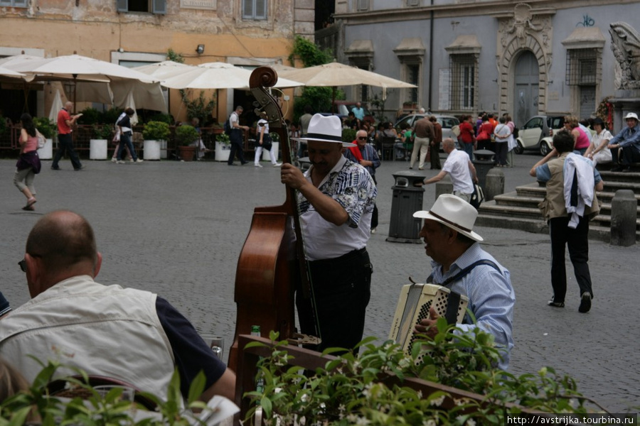уличные музыканты играют для посетителей ресторанов что-то очень романтичное Рим, Италия