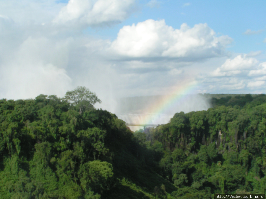 Водопад и радуга над ним Ливингстон, Замбия