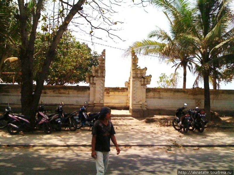 Дорога вдоль пляжа огорожена забором, в котором каждые 50 метров есть вот такие ворота — выход к морю Кута, Индонезия