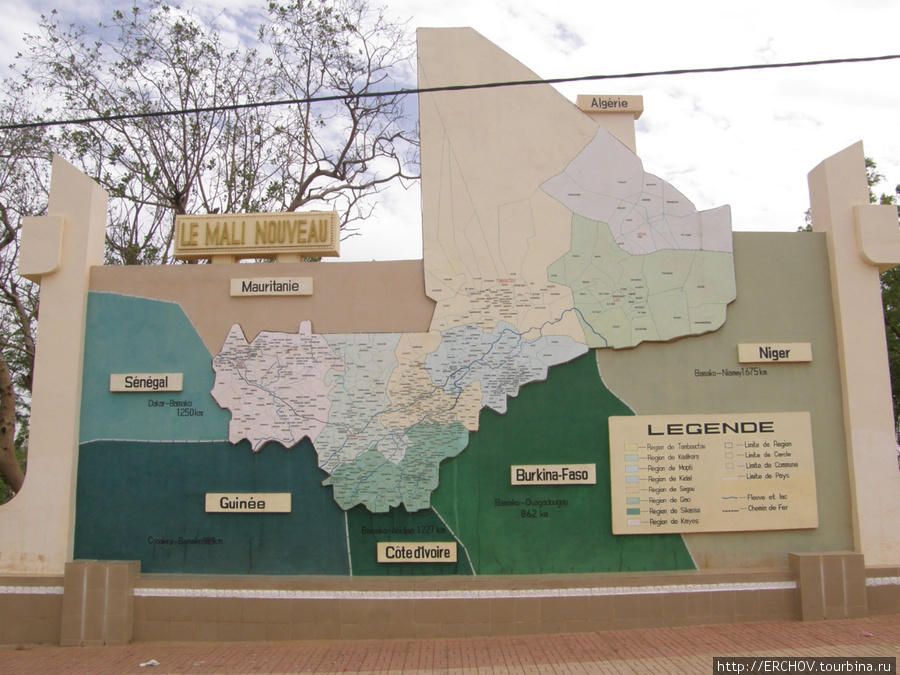 Монумент с картой страны. Бамако, Мали