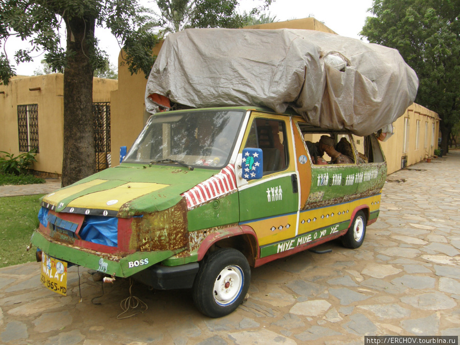 Машинка в музее. Бамако, Мали