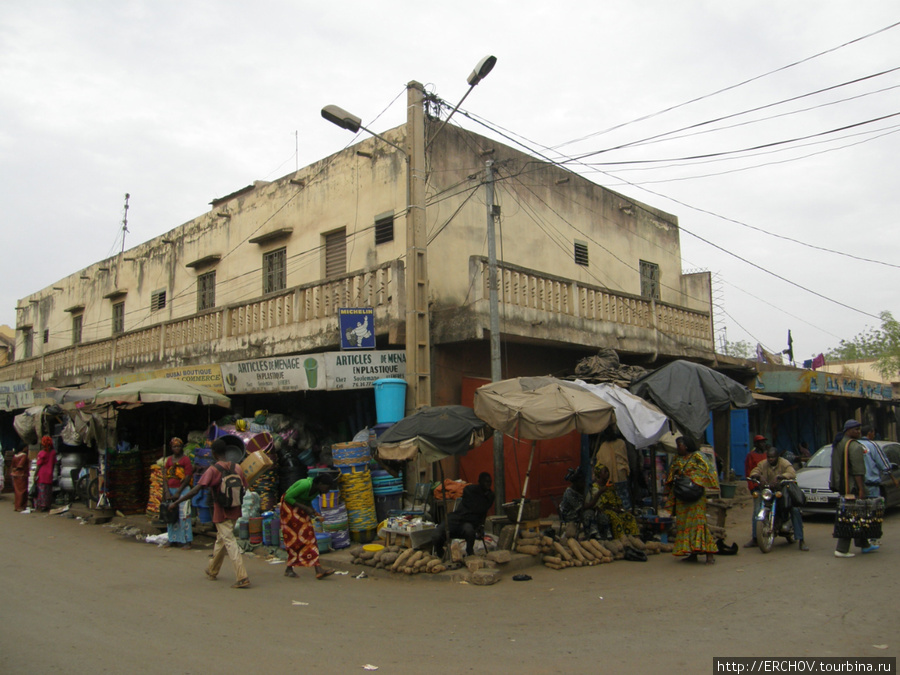 Типичный городской особняк в центре города. Бамако, Мали