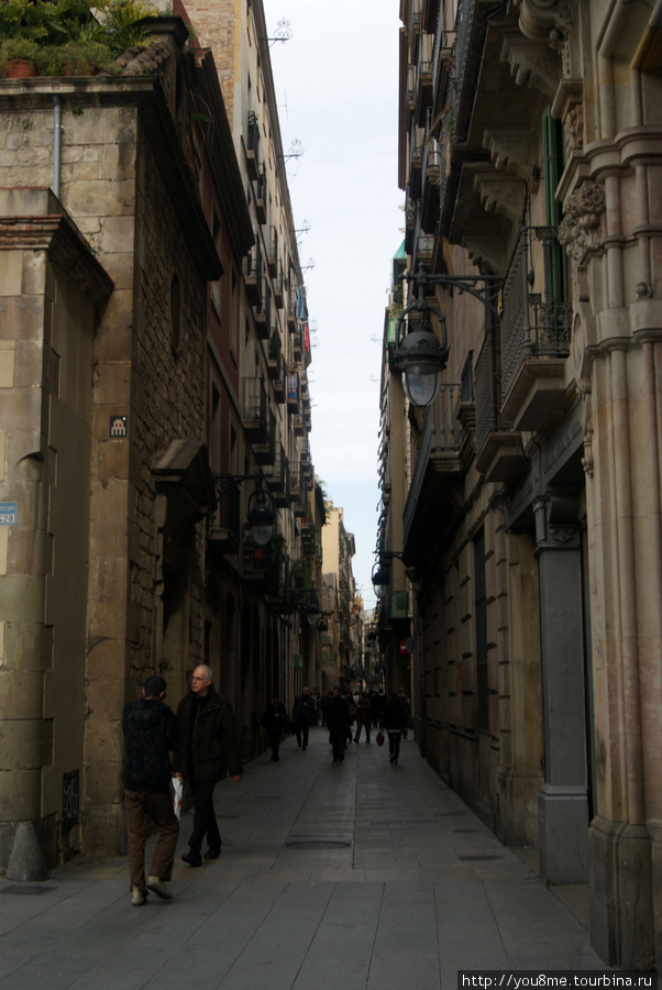 в старом центре много узких улочек Барселона, Испания