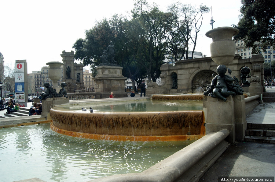 фонтан на площади Каталонии Барселона, Испания