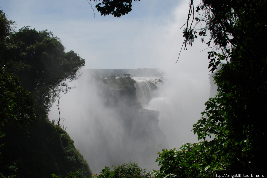 а это тоже водопад Виктория, только мы гуляем рядом с ним Виктория-Фоллс, Зимбабве