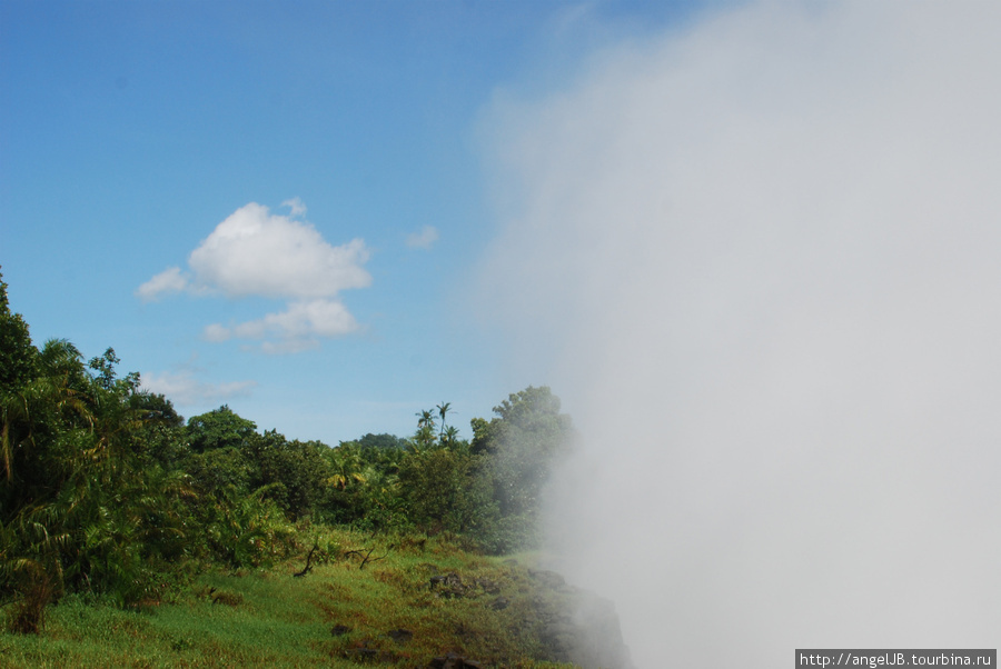 водяная пыль от водопада Виктория Виктория-Фоллс, Зимбабве