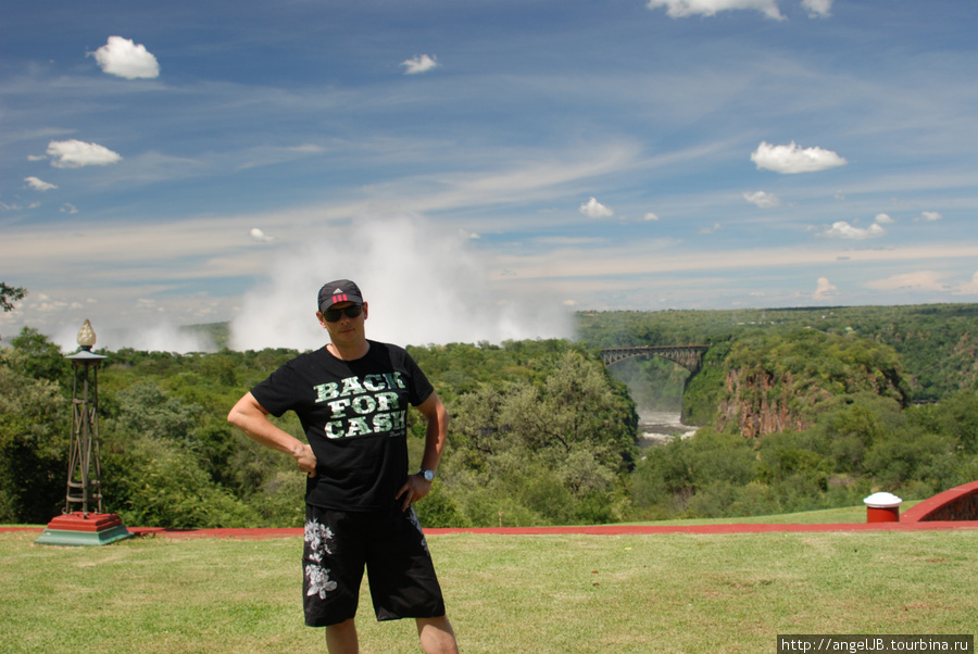 вид из нашего отеля (Victoria Falls Hotel) на водопад Виктория Виктория-Фоллс, Зимбабве