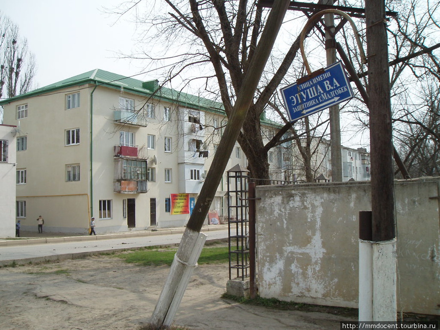 Насколько мне известно, единственная улица. названная в честь киноартиста за его военные подвиги Малгобек, Россия