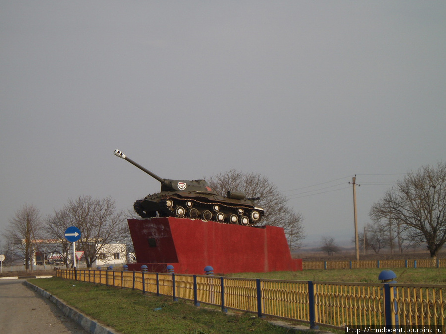 Танки ИС-3 начали воевать лишь весной 1945 года, в Малгобеке такие танки воевать еще не могли. Тем не менее, на постаменте у въезда в город стоит именно ИС-3 Малгобек, Россия