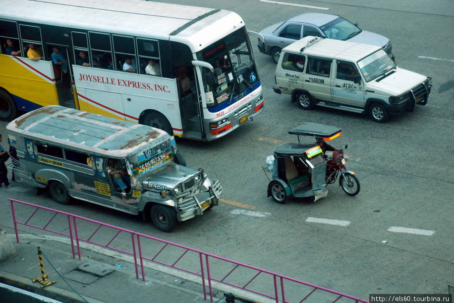 Повезло: на фото все типы общественного транспорта — автобус, джипни и моторикша. Манила, Филиппины