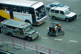 Повезло: на фото все типы общественного транспорта — автобус, джипни и моторикша.