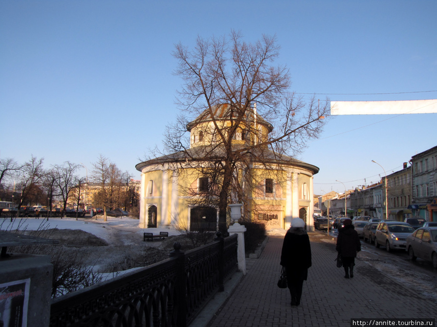 Торговые ряды (Хлебные) по улице Краснорядской. С боку выглядят вполне ничего. Рязань, Россия