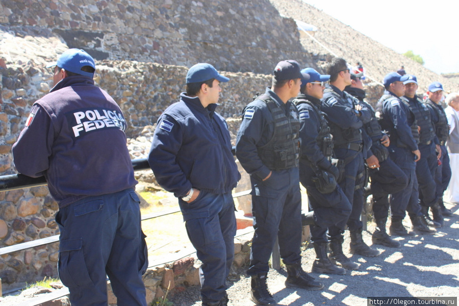 Полиция охраняет Теотиуакан пре-испанский город тольтеков, Мексика