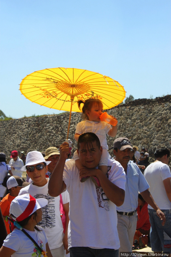 Под зонтом от солнышка Теотиуакан пре-испанский город тольтеков, Мексика