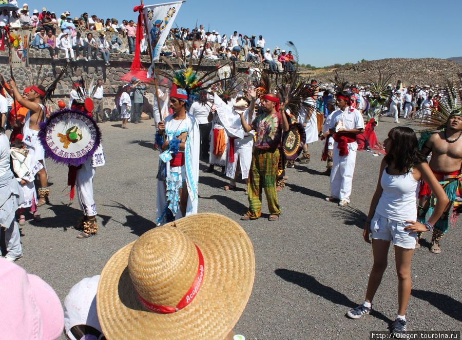 Танцы на протяжении всего дня Теотиуакан пре-испанский город тольтеков, Мексика