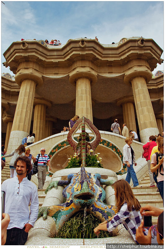Парадная лестница с фонтанами ведёт в гипостильный зал известный как «Зал ста колонн». На нижней площадке лестницы помещён любимый персонаж Гауди — мозаичный Дракон, средняя площадка украшена медальоном с четырёхполосным каталонским флагом и головой змеи, а на верхней террасе, являющейся центром всего паркового ансамбля и расположенной над гипостильным залом, находится длинная, изогнутая в форме морского змея, скамья. Барселона, Испания