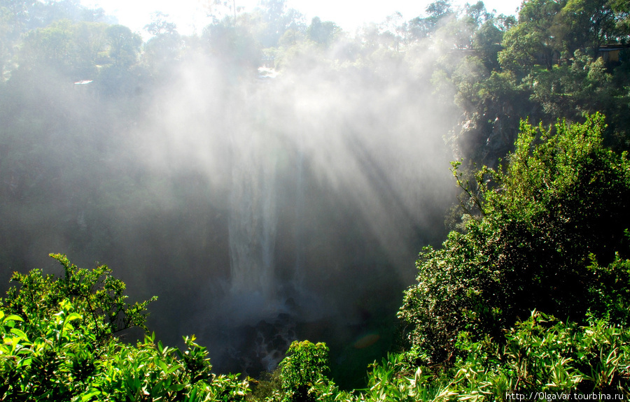 С утра за завесой водяной пыли с трудом можно разглядеть низвергающийся водопад
