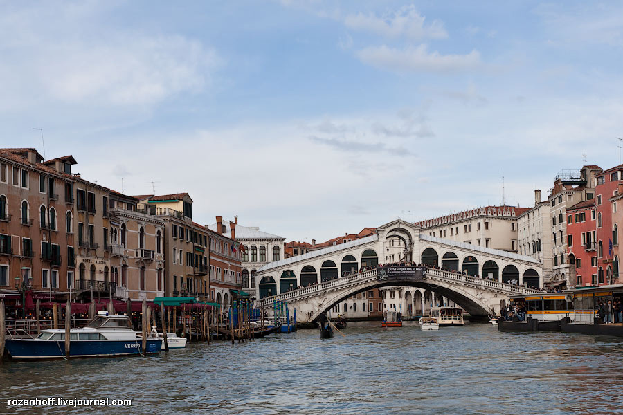 Мост Риальто — на заднем плане Венеция, Италия