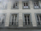 На одном из домойслучайно заметил мемориальную доску:

Надпись гласит: Памяти Наполеона III, жившего в этом доме с матерью, королевой Гортензией, будучи в звании капитана бернской артиллерии в 1834-1835 гг.