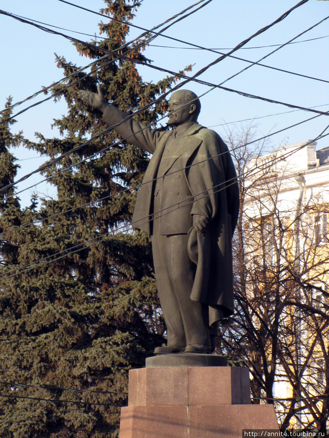 Бронзовый Ильич, указывающий рукой на Москву. Рязань, Россия