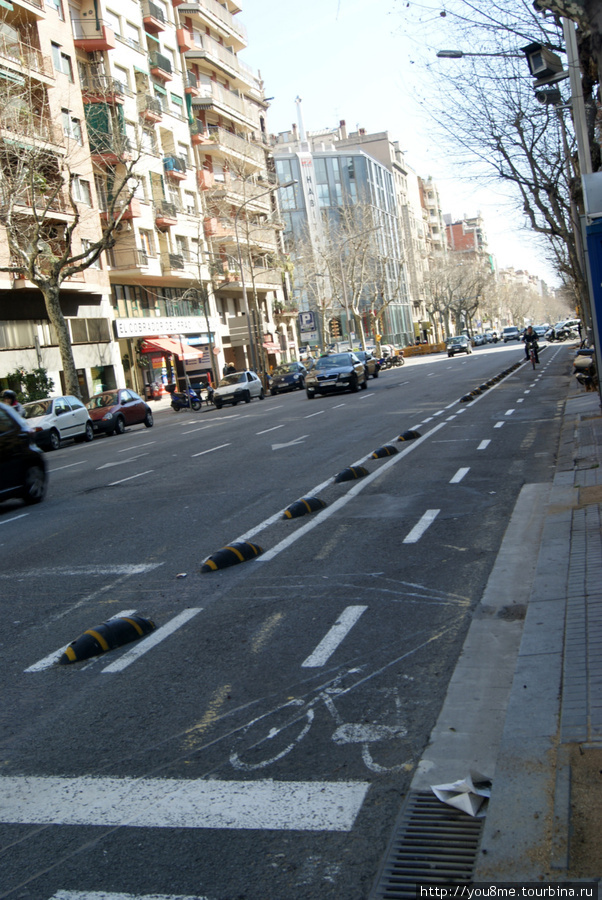 велосипедные дорожки всюду, проезжую часть ограничивают лежачие полицейские Барселона, Испания