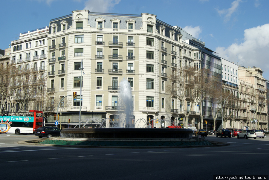 фонтан на перекрестке Барселона, Испания