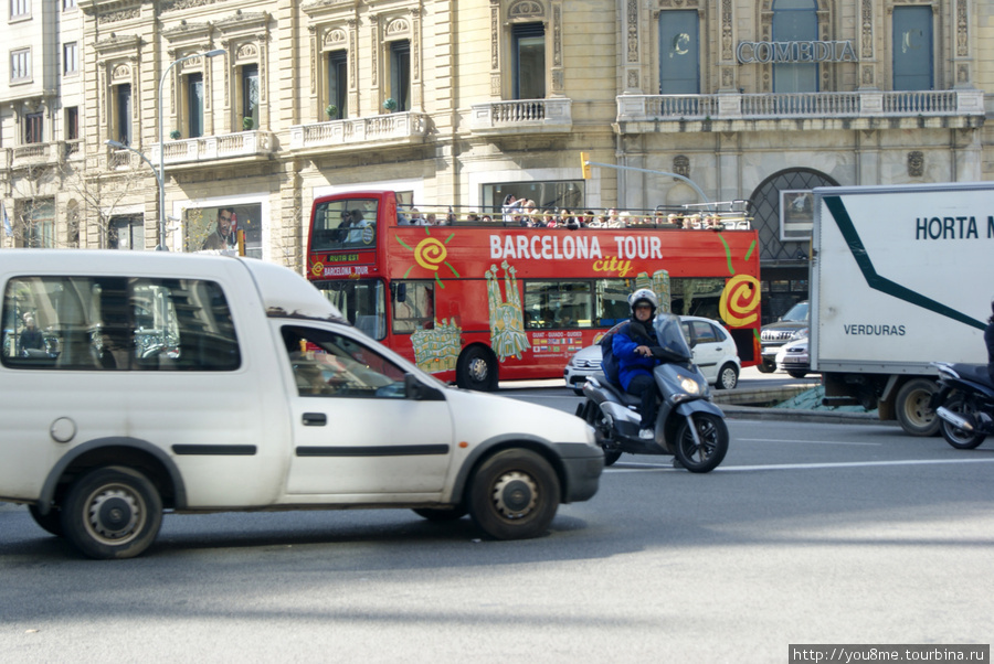 по городу ездят туристические автобусы, с остановками в самых известных местах Барселона, Испания