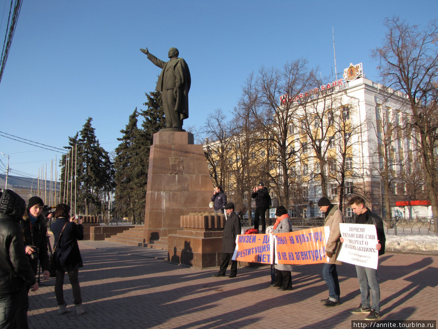 Митинг у памятника тут же собрал толпу людей с фотоаппаратами и камерами, а так же проходивших мимо зевак. Рязань, Россия