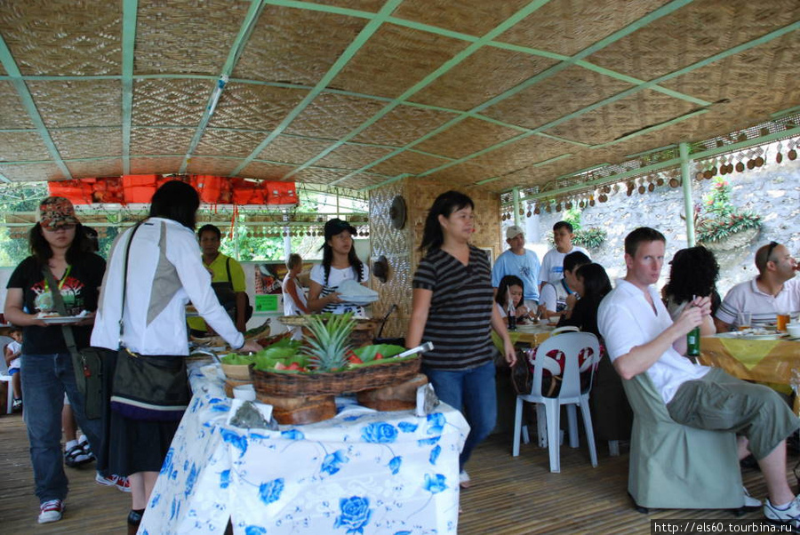 Шведский стол в филипинском исполнении. Остров Бохол, Филиппины