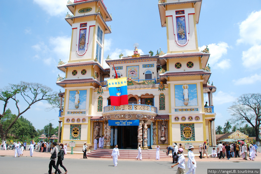 поездка в Лонг Хоа и посещение красочной службы в храме Папского престола религии Као Дай Вьетнам