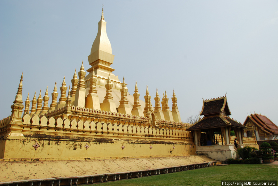 Пха Тхатлуанг ( Большая/Великая ступа) — буддийское религиозное сооружение, считающееся наиболее значимым архитектурным памятником и национальным символом Лаоса.Сооружение изображено на лаосском государственном гербе. Лаос