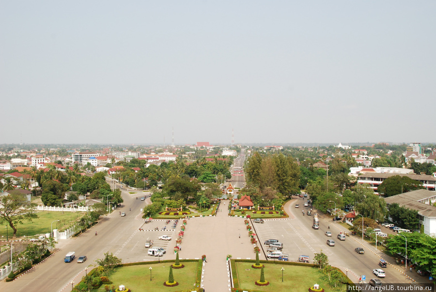 С вершины триумфальной арки открывается панорамный вид на город. Лаос
