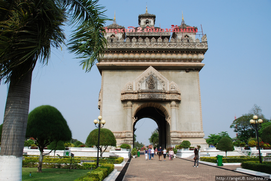 триумфальная арка Патуксай – символ  Вьентьяна, сооруженная  в честь победы  в форме триумфальной арки Парижа, дополненной типичным лаосским орнаментом. С вершины триумфальной арки открывается панорамный вид на город. Лаос